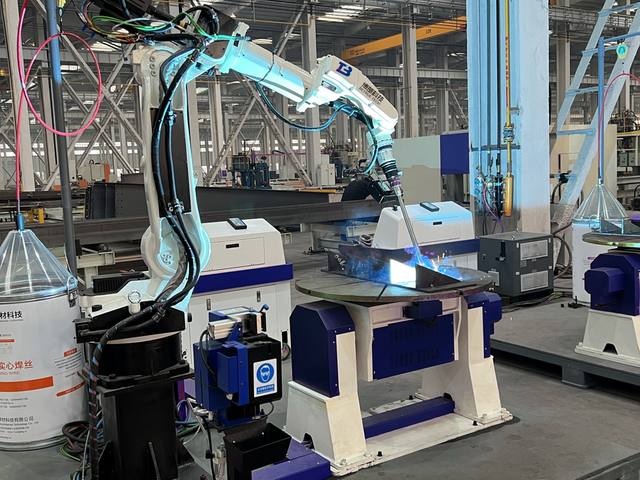 Poste de travail de soudage robotis&eacute; &agrave; 6 axes