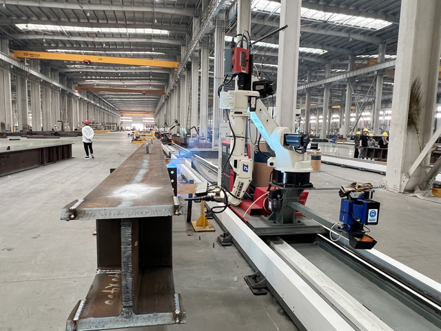 Esta&ccedil;&atilde;o de trabalho de soldagem rob&oacute;tica montada em trilho de 7 eixos